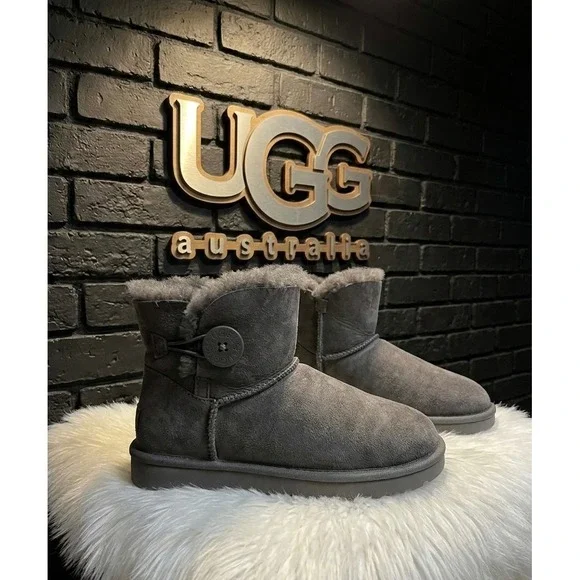 🔥UGG Mini 🖤🩶🖤Bailey Button II Grey Suede Sheepskin Ankle Boots sz 9 - Picture 1 of 9